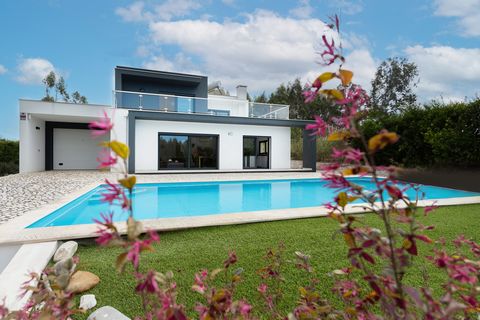 Located in Foz do Arelho. Located in the charming village of Nadadouro, at the heart of Portugal's famous Silver Coast, Casas do Campo III is a unique opportunity to own a ready-to-move-in villa, fully furnished and in a fabulous location! This prope...