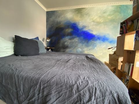 « Sky 2024 » living with art, enjoy at the same time hectic Paris and the inspiring spirit of this apartment specially decorated by its artist owner. Very pleasant Studio apartment, quiet and sunny flat on 7th floor with elevator; large balcony, idea...