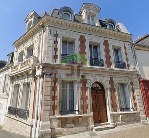 L'agence JT Immobilier vous propose cette maison d'exception située en coeur de ville de Châteaudun, à deux pas de la place du 18 octobre. Ce bien offre une belle surface habitable d'environ 250m2 agrémentée de ses 9 chambres. - En rez-de-chaussée, l...
