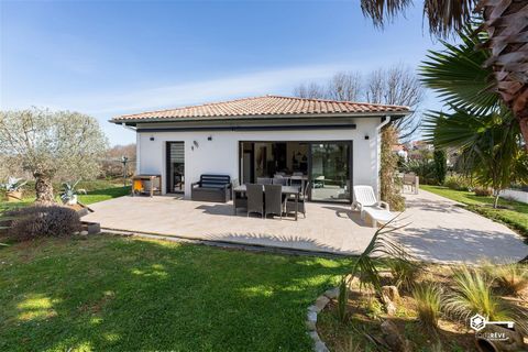 Hasparren - Celhay district - 1.5 km from shops, amenities and schools, come and discover this beautiful single-storey 2018 detached house and its quality services. The day area consists of an entrance with cupboards, a bright living room of 40m² wit...