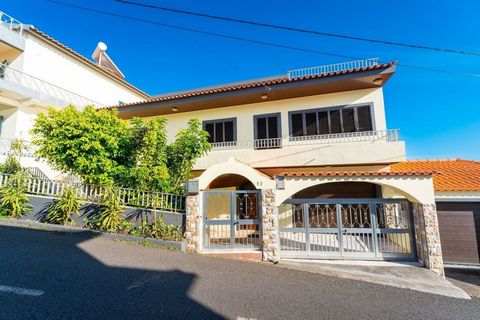 Excellent villa with superb sun exposure located in a quiet location with esplendid sea and mountain views Spacious and functional, the villa is spread over three floors where the entrance hall leads to a large fully equipped kitchen with a fridge, d...