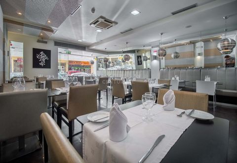 Excellent deal, refurbished restaurant, whose price includes all the filling (furniture and equipped kitchen). 2 rooms (45 + 55 seats), with passage between them, with storage. Possibility of selling 1 or 2 for 465.000 . Restaurant with business for ...