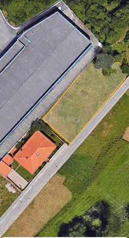 Urban land with feasibility for building two houses, located in a quiet and central residential area. Excellent opportunity for those who want to invest or have a house with plenty of outdoor space. The land is located close to the urban and civic ce...