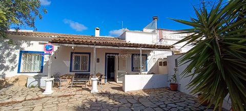 Traditional style house, located in Laranjeiro, parish of Quelfes, Municipality of Olhão. Comprising 3 bedrooms, 2 bathrooms, living room, completely new kitchen with traditional oven, storage, with a plot of 2360m2, with agricultural warehouse. This...