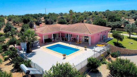 Une propriété exceptionnelle située à Algoz, dans la commune de Silves, dans le chaleureux Algarve : Nichée dans un environnement serein et accueillant, cette villa de plain-pied de 4 chambres offre un havre d'élégance et de confort. Avec une surface...