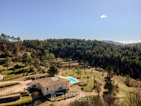 In Châteauvert, in Provence Verte, in the heart of unspoilt nature, this bright villa of 230m2 on one level offers a real haven of peace combined with a contemplative view, on a park of 2.5 hectares. This house, which offers a great fluidity of circu...