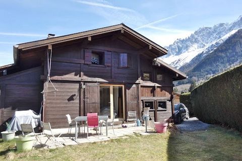 Exclusive to AIM! Les Houches, Bois Rond sector. In an enclosed area on a pretty plot of land of about 500 m2, charming wood-frame chalet on a solid base, comprising: an entrance with cloakroom cupboard, a room used as an extra bedroom, on half level...