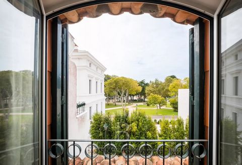 Furnished 2-bedroom apartment located in the historic centre of Cascais. It comprises a living room with a fireplace and unobstructed views of the park, one bathroom and a fully equipped kitchen. Includes a parking space. 2nd floor with lift. Propert...