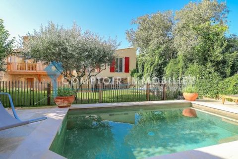 Outskirts of Uzès: Very beautiful P9 property consisting of 2 independent houses P4 and P5 (possibility of connecting them by an old opening) with garden and swimming pool. 1st house P5: Ground floor: garage, cellar, entrance with reception room, off...