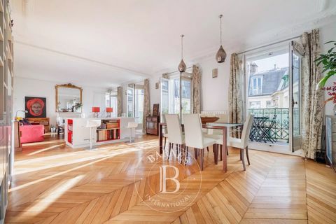Barnes has the exclusive listing of this magnificent fully renovated apartment a stone's throw from the Louvre Museum, the Palais Royal and the district of Les Halles. Located on the 5th floor of a beautiful 1885 building with a lift, the apartment t...
