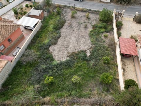 This is an opportunity to purchase a superb urban plot of land measuring 796m2, located in the very sought after suburb of El Prado, within walking distance of a local bar and restaurant and only a 30-minute walk into the market town of Arboleas.  Th...