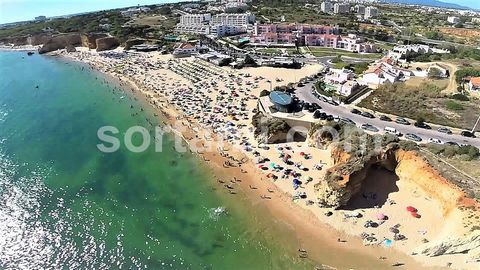Fantastic townhouse with three bedrooms in Portimão! Located between Alvor and Portimão, just three minutes from the magnificent beaches of the council, close to all facilities such as supermarkets, schools, restaurants and a health center, this is a...