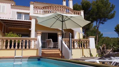 EN EXCLUSIVA: Esta encantadora casa adosada final con piscina privada y jardín de estilo mediterráneo se encuentra en Costa de la Calma, en el suroeste de Mallorca. La propiedad ofrece una superficie habitable de aprox. 148 m2 en un solar de aprox. 3...