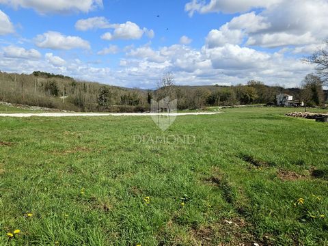 Location: Istarska županija, Poreč, Poreč. Poreč area, building land ideal for living in a quiet place! This fantastic building plot is for sale in a quiet place only 15 minutes' drive from the city of Poreč and its beaches. Due to its position, the ...