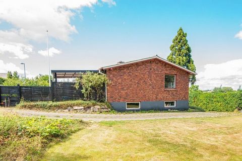 En Nordborg, en la pintoresca isla de Als, encontrará esta cabaña con vista al lago Nordborg, que se encuentra a solo aprox. 300 de la cabaña. También hay sólo 300 metros del popular campo de golf. En la cabaña hay juegos de golf para hombres y mujer...