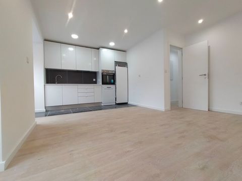 2 bedroom apartment, with generous areas, good solar layout, condition of the property in very good condition, fully equipped kitchen with oven, hob, dishwasher and washing machine, fridge and fridge. Water heater, large living room, two bedrooms, on...