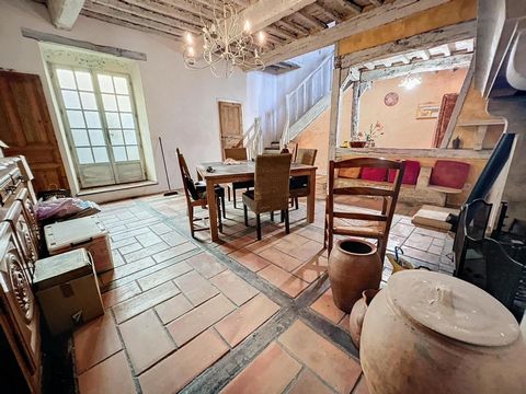Bienvenue dans cette propriété exceptionnelle, nichée au cœur de l'ancienne partie du Château de Thézan les Béziers. Cette maison unique offre un potentiel immense pour les amateurs de caractère historique. En rez-de-cour, une pièce de vie spacieuse ...