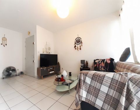 Discover at Domians Immobilier, this studio located on the 3rd floor of a secure residence. It consists of an entrance hall with cupboard, a living room opening onto a loggia, a fitted kitchen area, a sleeping area, a bathroom with toilet. The proper...