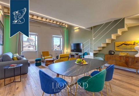 In Florence's historic heart, this luxurious penthouse offers panoramic views of iconic landmarks like the Basilica of Santo Spirito and Brunelleschi's Dome. Situated in a prestigious area just minutes from the Ponte Vecchio, this 120-sqm p...