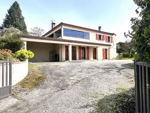 This spacious house, perched on the heights of Arthes, just 15 minutes from the center of Albi, is the perfect place to settle in and enjoy a breathtaking view of the surrounding area. With a living area of 140m², this house offers ample space for yo...
