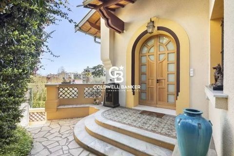 In the heart of Nice, a stone's throw from the Promenade des Anglais, discover this Magnificent Type 3/4 Apartment, completely renovated, 181 m² duplex in a beautiful 1924 house. Beautiful entrance leading to a large living space entirely on one leve...