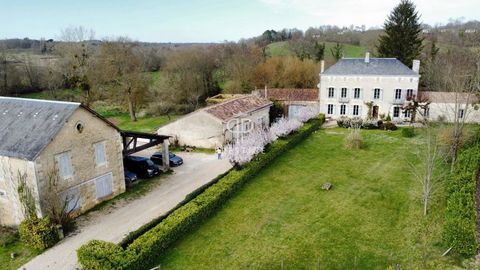 Magnificent 18th Century bourgeois estate, which has been entirely renovated to offer an incomparable living experience. With its 262m2 of living space, this house offers 8 generous rooms, including 5 elegantly appointed bedrooms and a vast living ro...