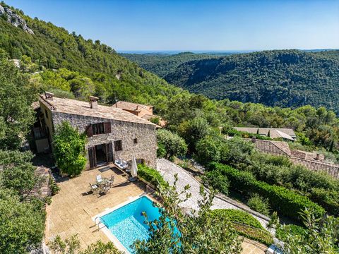 Absolute tranquility, in a dominant position, not overlooked and panoramic view of the hills, this property is a few minutes from the village of Tourrettes-sur-Loup. Stone, provencal villa of 228m2 with swimming pool, summer kitchen and grounds of ap...