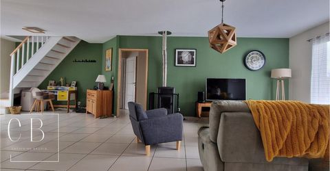 In the town of Vérines, 15 minutes from La Rochelle and 5 minutes from the axis La Rochelle-Niort, I propose you to discover a family house of 140m2 located quiet and close to schools and a bus stop. This house built on a plot of more than 600m2 offe...