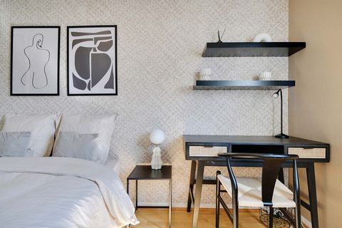 Welcome to Puteaux, just a few minutes from Paris. We'd like you to move into this pleasant 13 m² room. Located in a large 100 m² flat that has been completely refurbished, it has been decorated in light tones that perfectly match your personality. I...