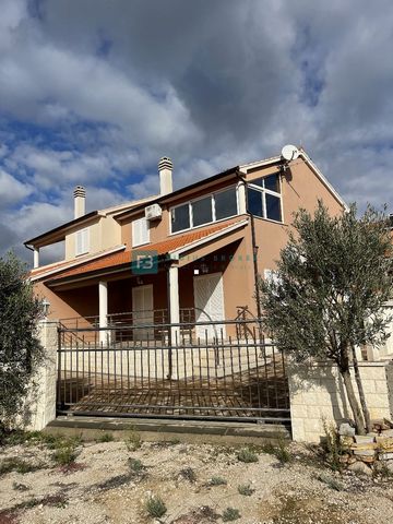 Location: Šibensko-kninska županija, Vodice, Vodice. VODICE - For sale, a furnished semi-detached house with a spacious yard, located in a quiet part of Vodice. The semi-detached house with a total living area of 92.40 m2 consists of a ground floor a...