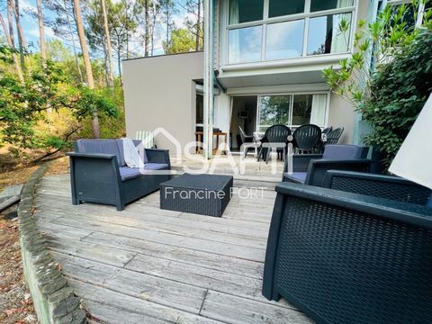 Come and discover this charming terraced housse, located near the magnificent national forest of Lacanau Ocean. This beautiful housse of 58 square meters facing south-east consists of cozy living-room with fireplace. A fully equipped functional kitch...