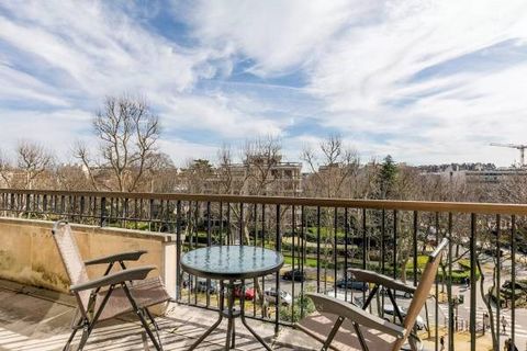 Sole Agent. Boulevard du Château. This fully south-facing corner apartment on the 5th floor of a fine building with a 24/24 caretaker opens onto wide terraces. Bathed in sunshine, it includes a double living/reception room, a dining room, an equipped...