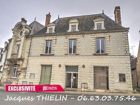 SAUMUR NORD - 17 KMS - EXCLUSIVITY for this very beautiful investment building of the early 20th century in the 1st choice location in the very heart of the city of Longué-Jumelles with façade with quality architectural elements. Totally free of tena...