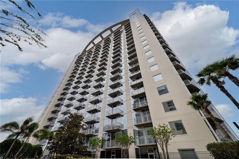 You’ve found your urban oasis at The Solaire! This thoughtful floor plan makes for the perfect use of space; with the added bonus of having the lowest condo fees of the one bedroom plans. Pride of ownership oozes from this unit with its many tasteful...