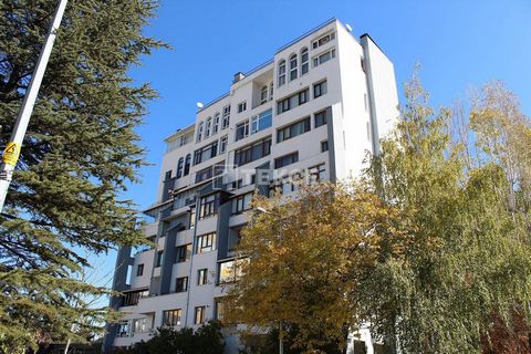 Trzypoziomowy Apartament o Unikalnej Architekturze w Çankaya w Ankarze Trzypoziomowy apartament o wyjątkowej architekturze znajduje się w dzielnicy Oran. Oran to jedna z najbardziej prestiżowych dzielnic w Çankaya, w Ankarze. Trzypoziomowy apartament...