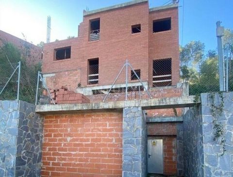 Great opportunity to acquire a home, construction paralyzed, in a quiet residential area in contact with nature! This property, located in the town of Cervelló, province of Barcelona, is perfect for those looking for a spacious, well-distributed and ...