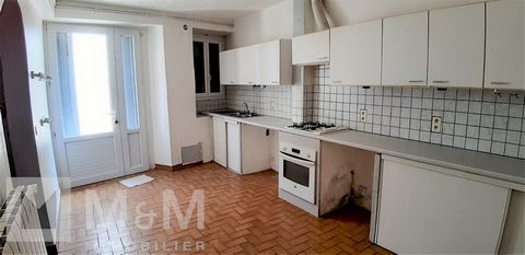 M M IMMOBILIER presents: A spacious 2-sided townhouse in Quillan town centre, offering : BASEMENT : cellar 30m² GROUND FLOOR : fitted kitchen 14m², living room 20m² with a fireplace, WC FIRST FLOOR : 2 bedrooms (11 - 12 m²) and a bathroom. SECOND FLO...