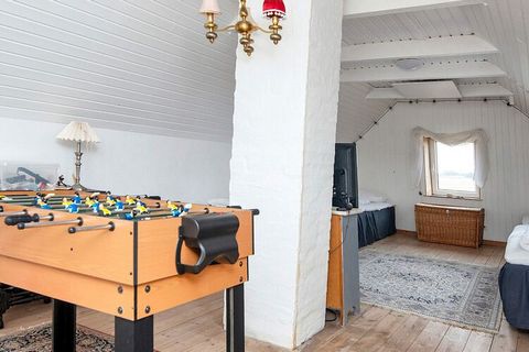 Cottage bien situé avec bain à remous et sauna à env. À 150 m des kilomètres de la magnifique plage de la mer du Nord à Langerhuse. Le chalet est meublé de façon pratique avec un accès ouvert au salon/cuisine. Le salon dispose d'un mobilier confortab...