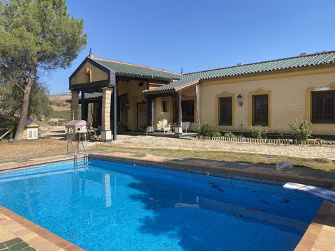 UNIQUE OPPORTUNITY to obtain this wonderful ranch with more than four hectares of almost completely flat land just 20 minutes from the center of Malaga or 30 minutes from the airport. It has a house built on a single floor, with great detail, consist...