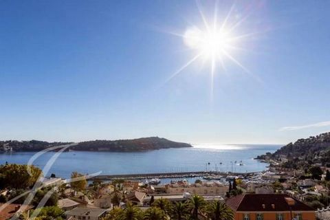 In a well kept residence, carefully renovated flat with a deep terrace and a balcony with a sunny double exposure. It offers on 111 sqm : a large living/dining room opening onto a deep terrace facing the Bay of Villefranche and the Cap Ferrat, a mode...