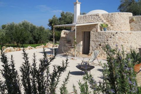 Trullo idéalement situé avec piscine au milieu d'une oliveraie sur un terrain de 16 000 m2 en bordure de la ville historique d'Ostuni à 7 km de la mer.