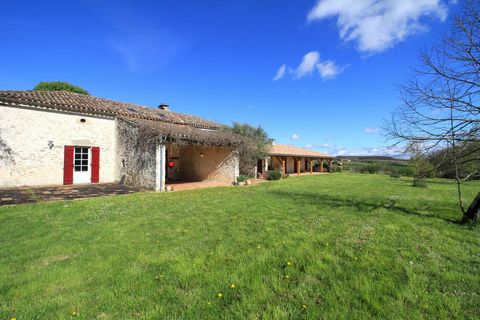 EXCLUSIVE TO BEAUX VILLAGES! Charming stone property located close to a lively bastide town. It comprises a lovely 3-bedroom house with a cathedral-style living room with wood-burning stove, opening onto a spacious modern kitchen with access to a cov...