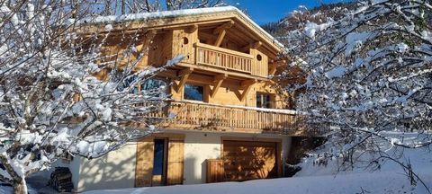 Renovated chalet located in the middle of nature in a quiet and rural area on the Rochebrune side, less than 2 minutes by car from the ski area. On a plot of 2,163 m², this chalet offers a living area of 236 m² for a total area of 277 m², with 4 bedr...