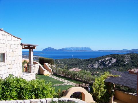 Elegant Terraced Villa With Panoramic Sea View Come and discover this wonderful terraced villa located in the enchanting Ianua Maris residential complex, overlooking the suggestive sea of Cala di Volpe. On the ground floor, a huge master bedroom welc...