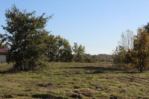 Don't hesitate, becoming the owner of land in the town of Nègrepelisse is possible. You will thus have a buildable surface area of 610m2 to create your new home in a quiet location. Close to the city center, therefore all amenities: schools, doctors,...