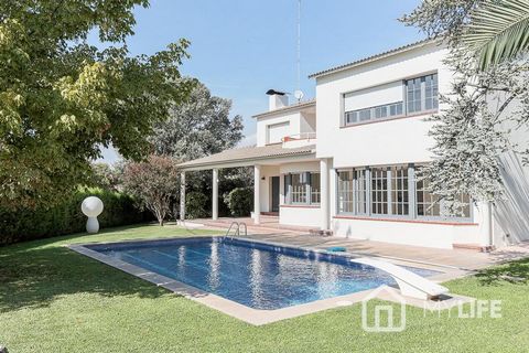 MYLIFE Real Estate presents this splendid house recently completely renovated in July 2022 and located in the Can Corominas neighborhood of Sant Fost de Campsentelles. Property Description This stately home enjoys an excellent location in Sant Fost, ...