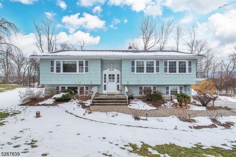 Location, Location, Location! Welcome home to this wonderful 3 Bedroom, 2.5 Bath Bi-level in desirable Glenwood Estates! The first floor features a large Living Room, Dining Room with slider to Deck, Kitchen with Stainless Steel appliances and new vi...