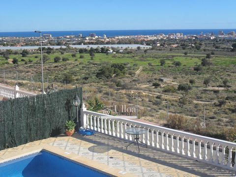 INDEPENDENT CHALET TO ENJOY GOLF AND THE SEAExtraordinary independent villa in Muchamiel, Bonalva-Cotovetga area, with a privileged orientation that provides plenty of light and warmth, as well as wonderful and clear views.The chalet consists of a li...