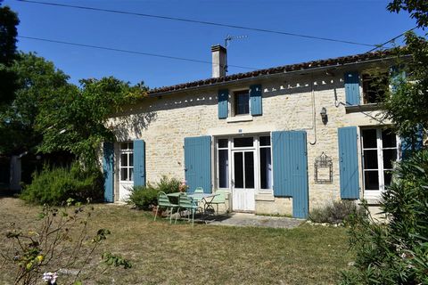 EXCLUSIVE TO BEAUX VILLAGES! Situated in a quiet location around 4 km from a lively village with all amenities, this beautiful Charentaise property offers an idyllic countryside setting. The largely enclosed garden is planted with trees and is privat...