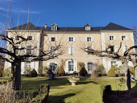 In a majestic environment, perfectly preserved, made of meadows and woods, stands a superb entrance with stone pillars , then a cavaliere alley leading to the castle and its French garden ... It consists of pele-mele, many bedrooms with their showerr...